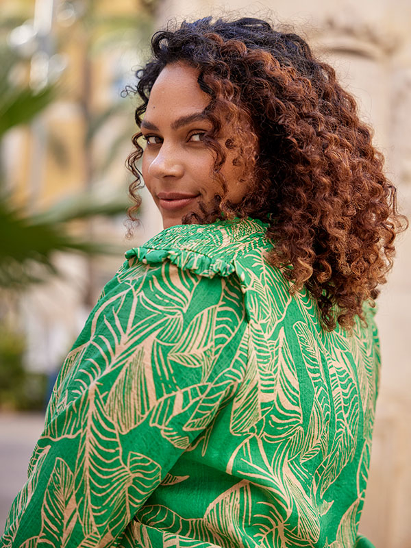 CARBETSEY - Plus Size Blus fra Only Carmakoma