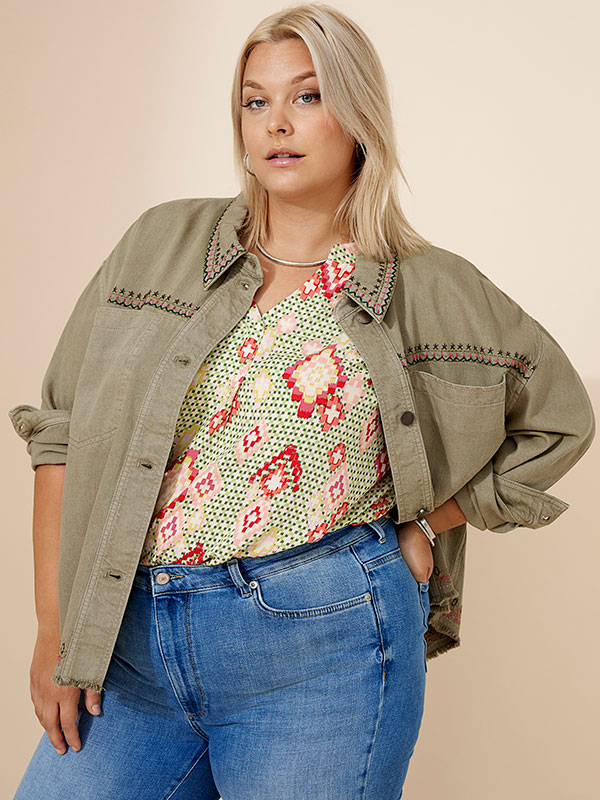 CARPRIME - Plus Size Jacka fra Only Carmakoma
