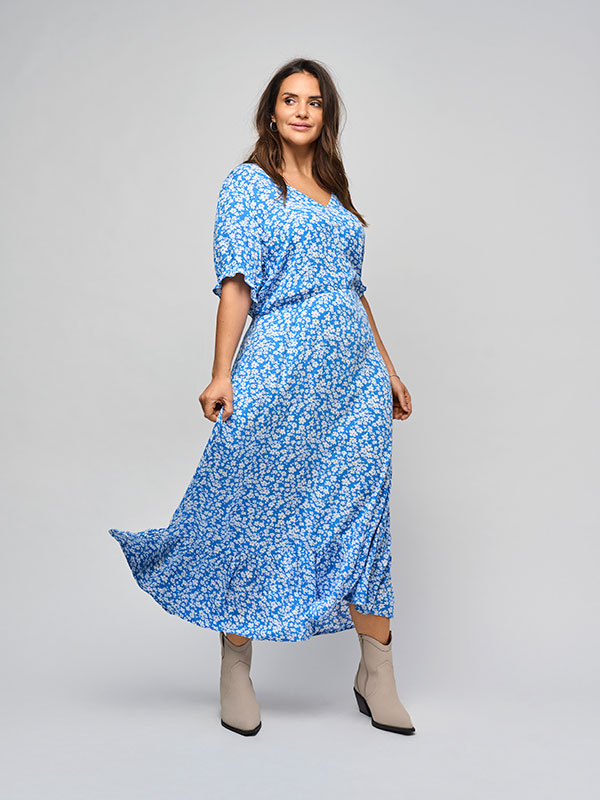 CARCHIANTI - Plus Size Klänning fra Only Carmakoma