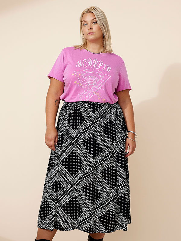 CARCHERRY - Plus Size Kjol fra Only Carmakoma