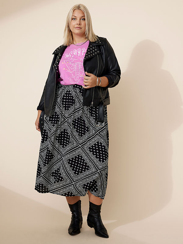 CARCHERRY - Plus Size Kjol fra Only Carmakoma