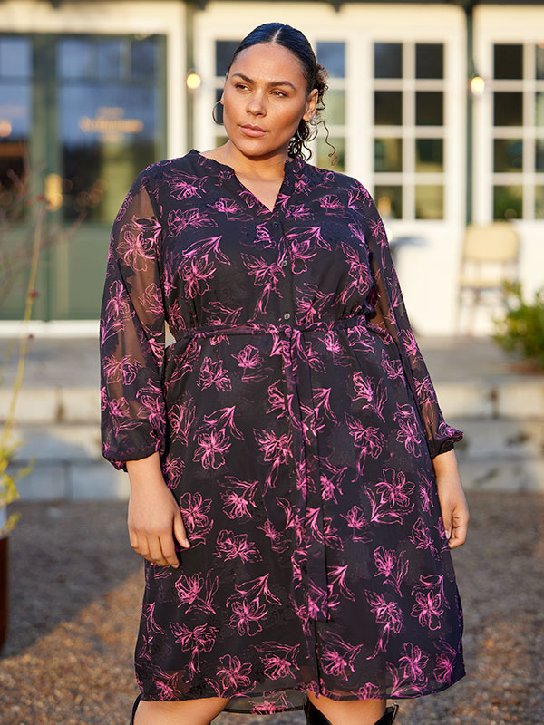 CARMELENA - Plus Size Klänning fra Only Carmakoma