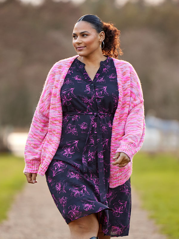 CARMELENA - Plus Size Klänning fra Only Carmakoma