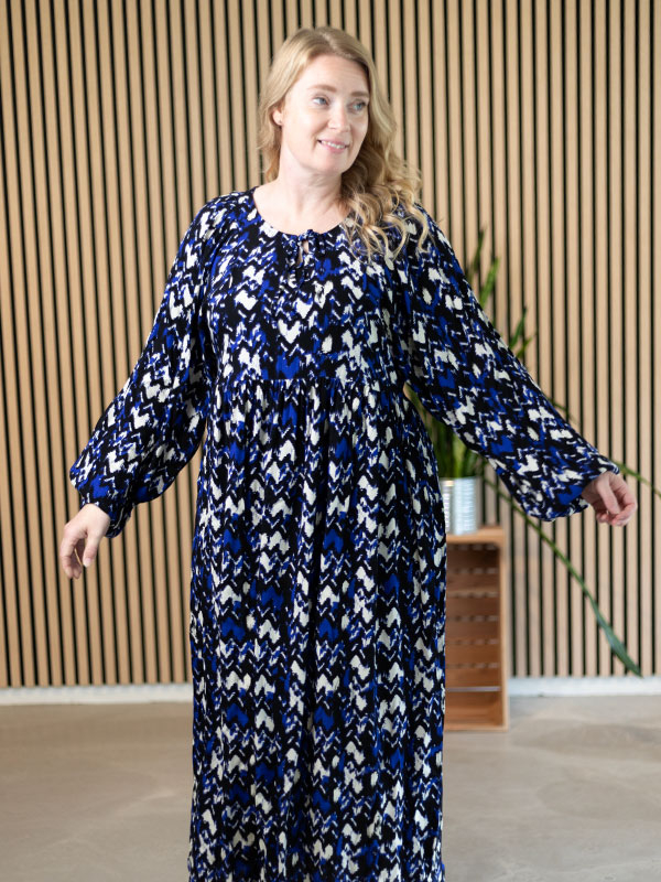 CARYAYA - Plus Size Klänning fra Only Carmakoma