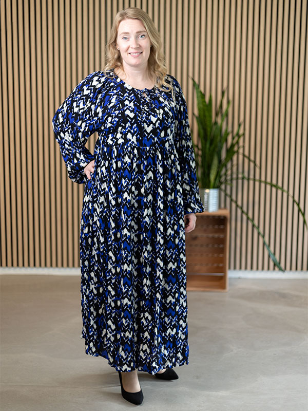 CARYAYA - Plus Size Klänning fra Only Carmakoma