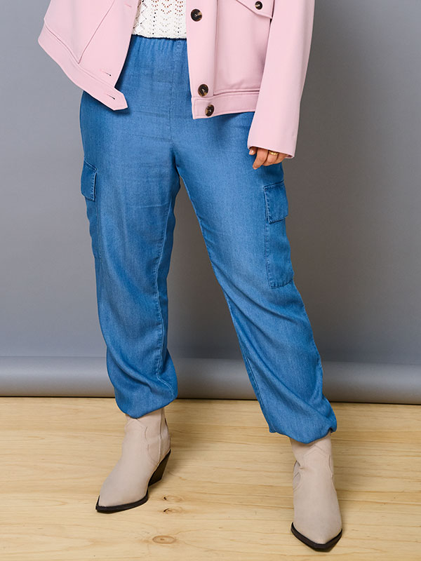 CARCHARIS - Plus Size Byxor fra Only Carmakoma