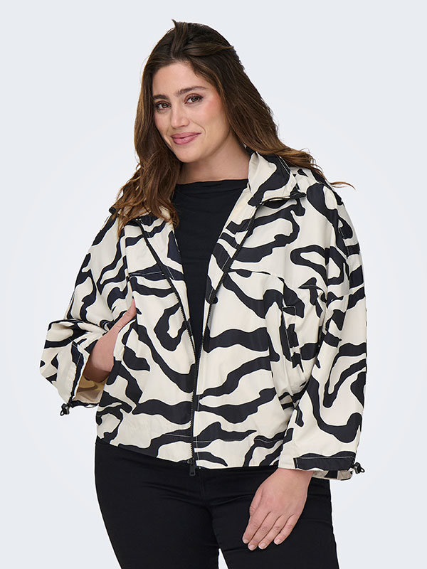 CARBETTY - Plus Size Jacka fra Only Carmakoma