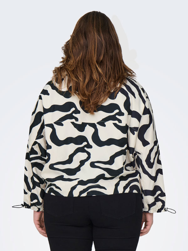 CARBETTY - Plus Size Jacka fra Only Carmakoma