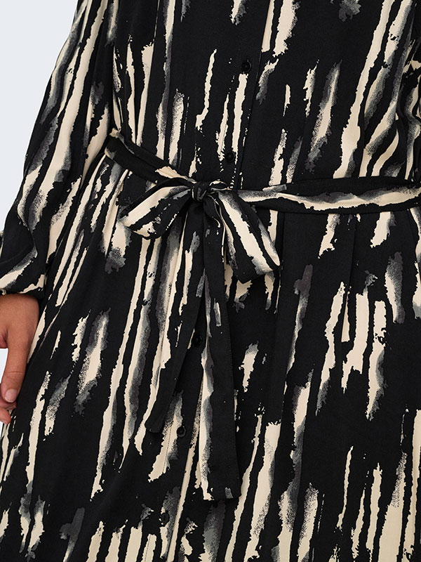 CARMIKAELA - Plus Size Klänning fra Only Carmakoma