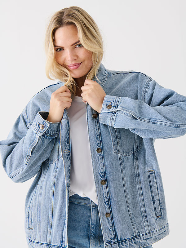 CAROCEAN - Plus Size Jacka fra Only Carmakoma