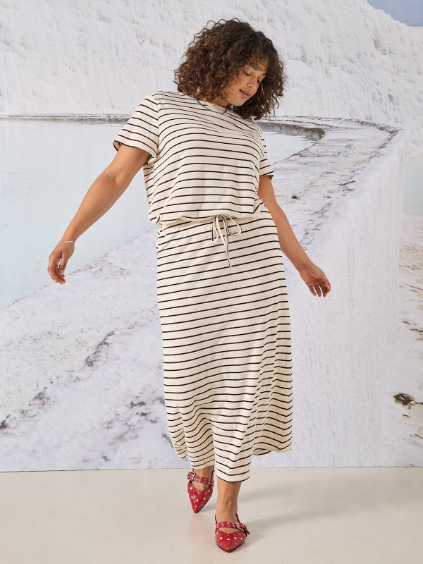 CARJANA - Plus Size Kjol fra Only Carmakoma