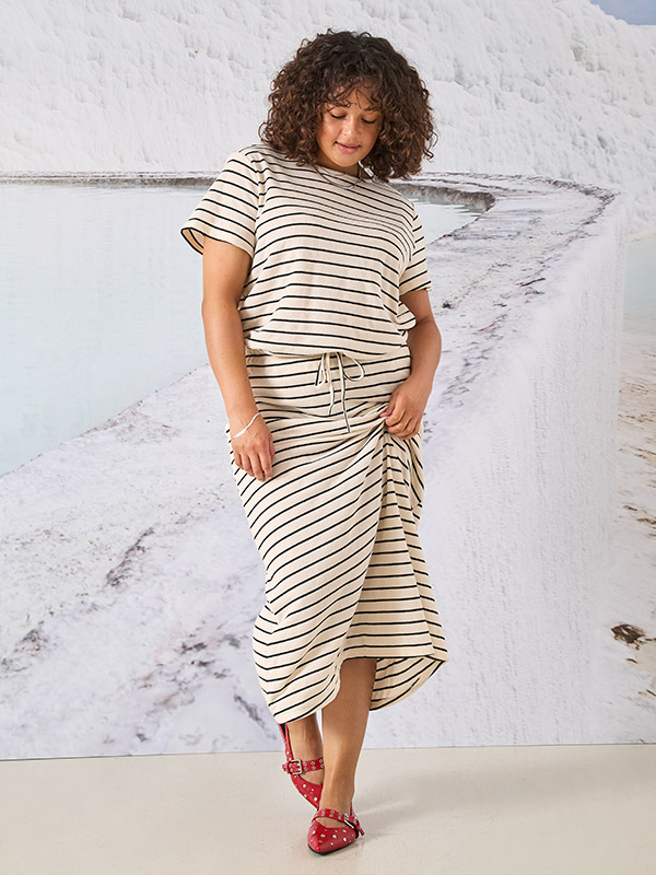 CARJANA - Plus Size Kjol fra Only Carmakoma