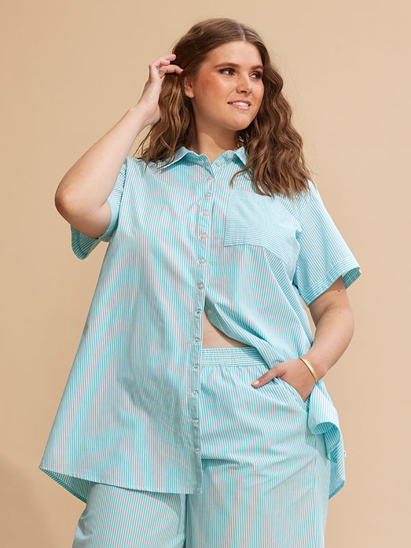 SANDRA - Plus Size Skjorta fra Zhenzi
