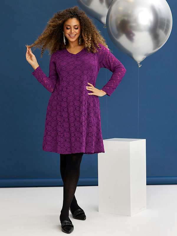 NEOLA - Plus Size Klänning fra Zhenzi