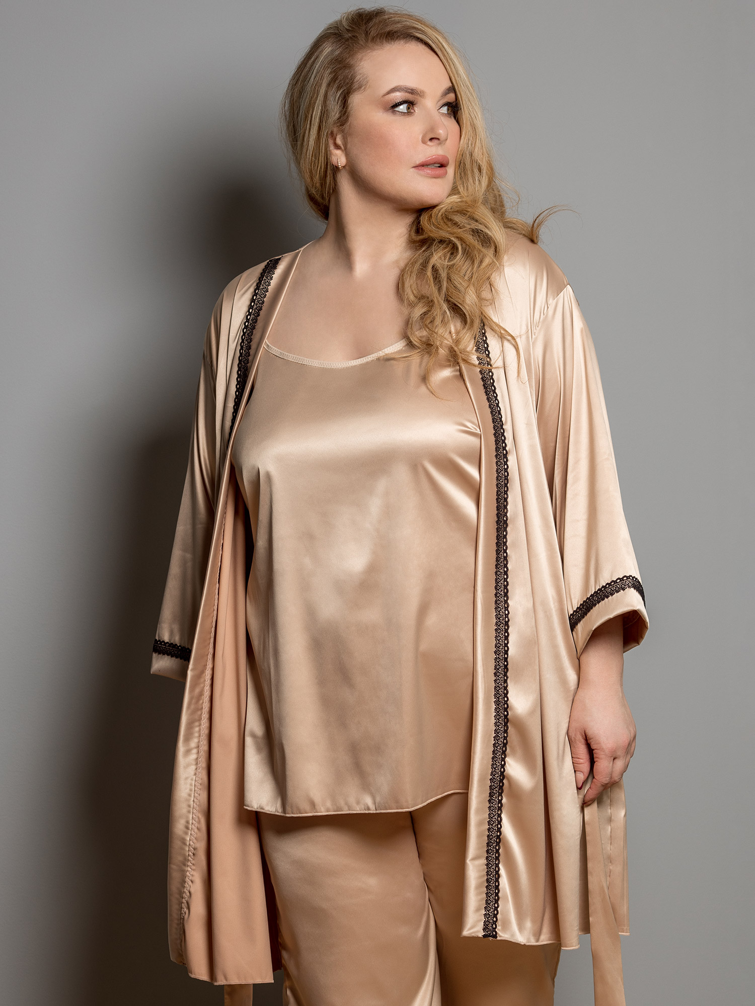 beige satin kimono / morgonrock med svarta spetsdetaljer fra Plaisir