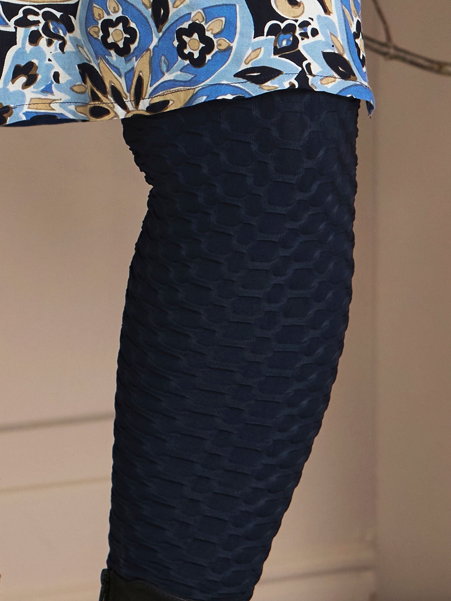ROMY - Marinblå stretch leggings med 3D-struktur fra Zhenzi