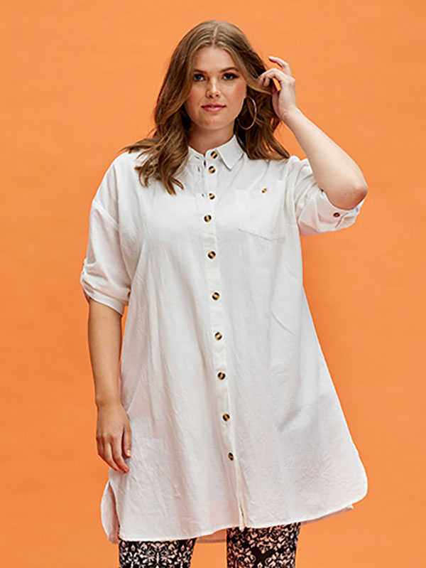 SAVANNA - Lång vit skjorta i bomull och linne fra Zhenzi