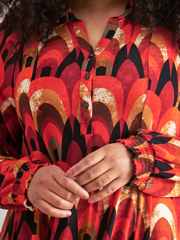 JUSTINE - Stretchig klänning med orange och rött mönster fra Zhenzi