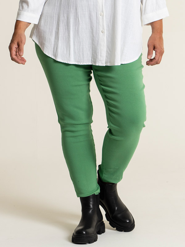 CLARA - Gröna leggings i viskoskvalitet fra Gozzip