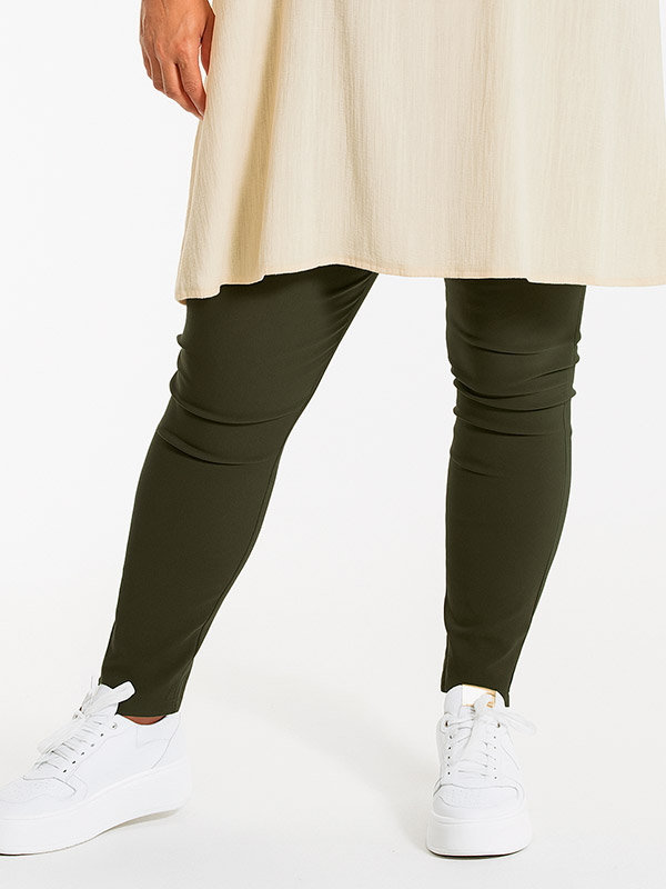 CLARA - Plus Size Byxor fra Gozzip