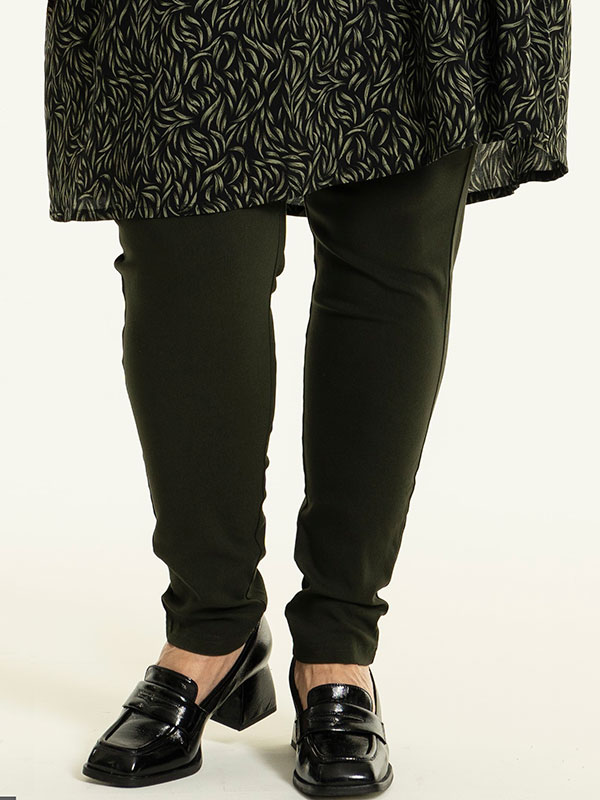 CLARA - Plus Size Byxor fra Gozzip