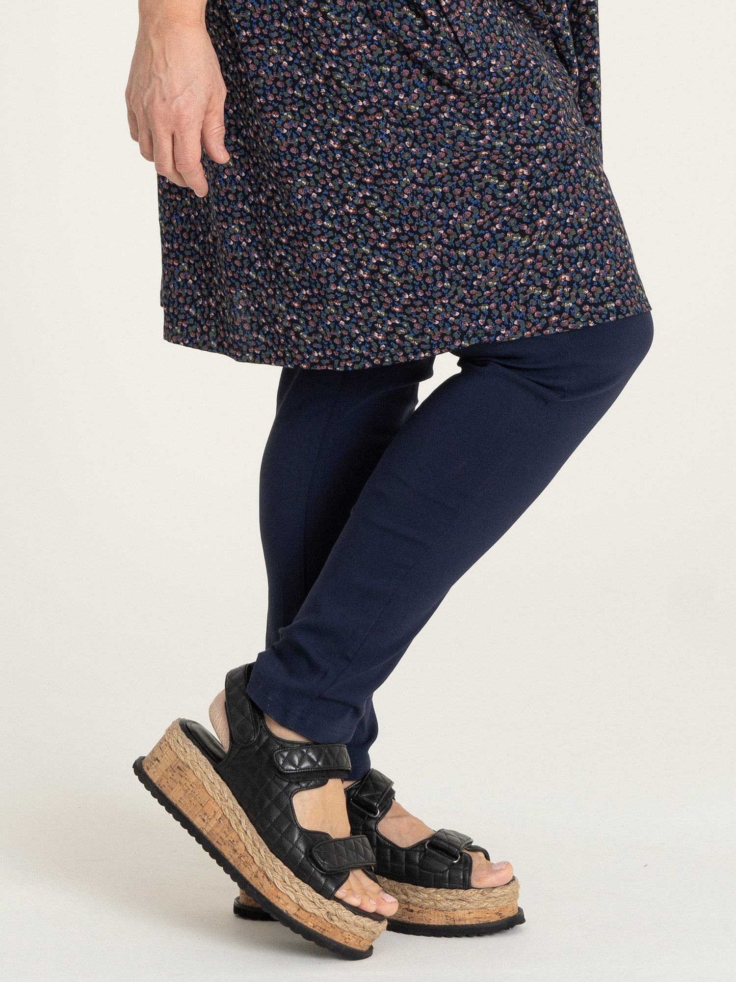 CLARA  - Plus Size Byxor fra Gozzip