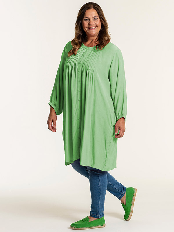 JOHANNE - Viskosskjorttunika i ljusgrön med fickor fra Gozzip