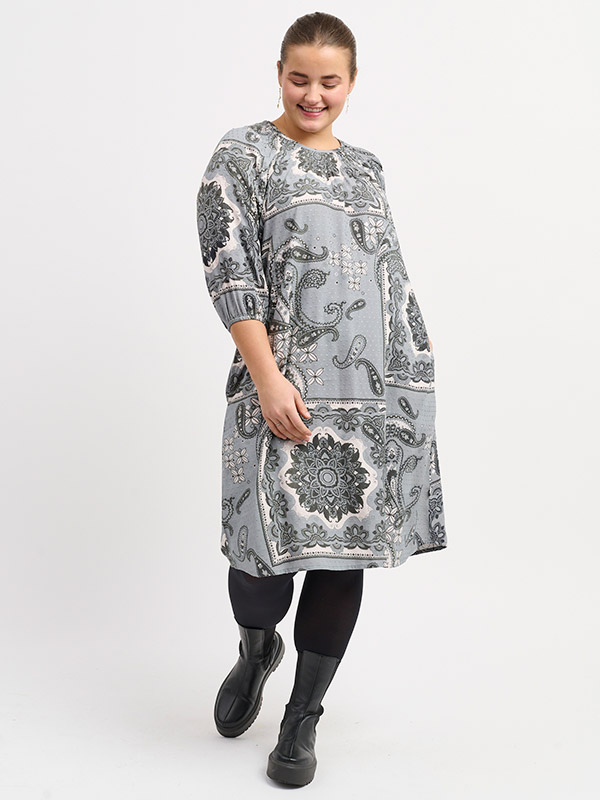 ADDIANE - Plus Size Klänning fra Adia