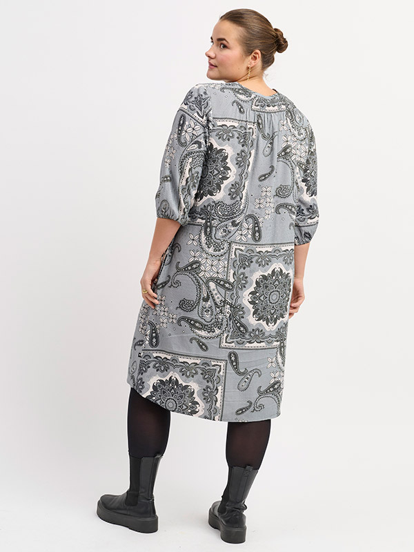 ADDIANE - Plus Size Klänning fra Adia