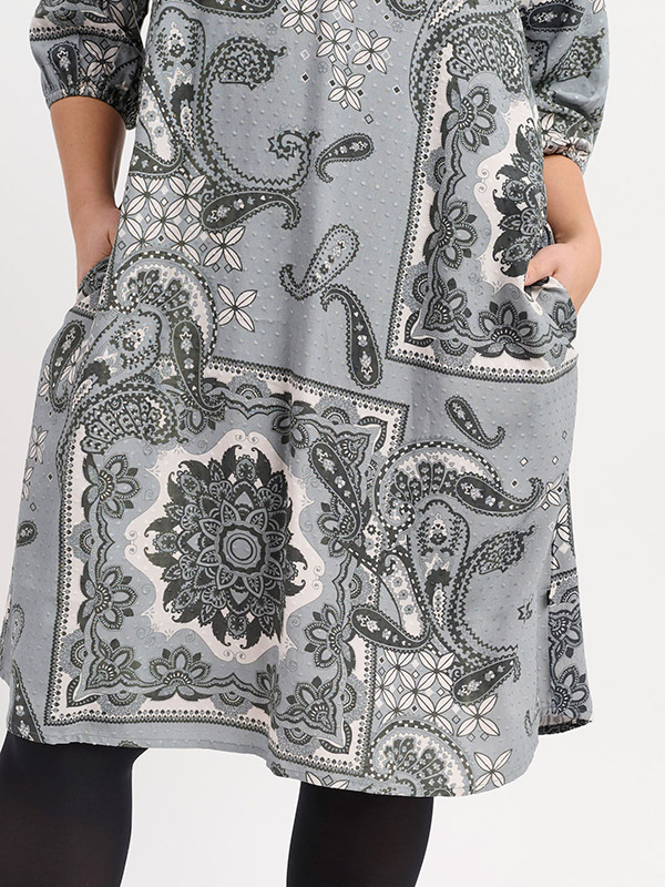 ADDIANE - Plus Size Klänning fra Adia