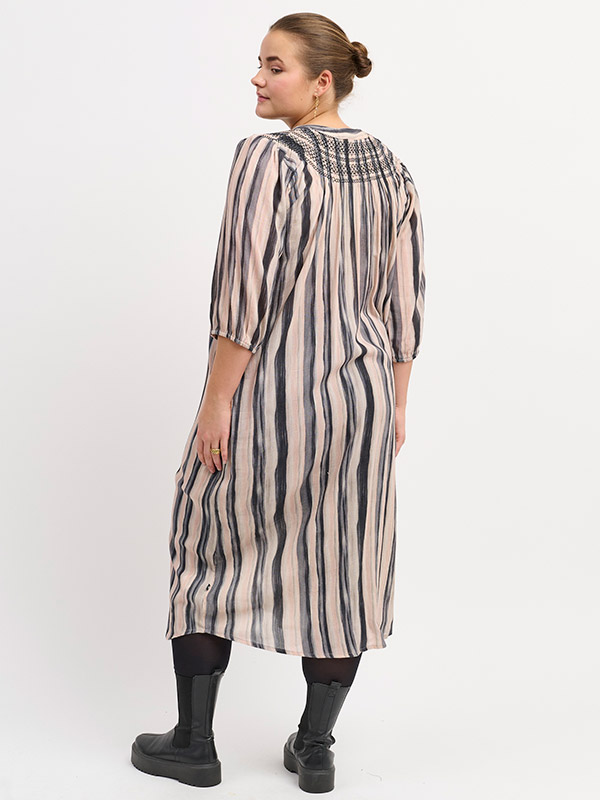 ADDIDDE - Plus Size Klänning fra Adia