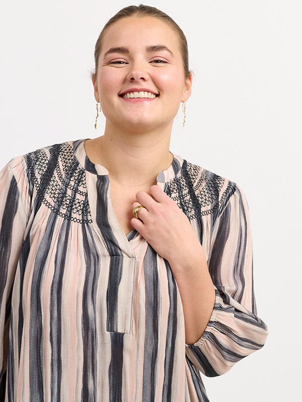 ADDIDDE - Plus Size Klänning fra Adia