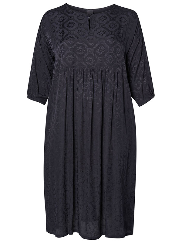 ERNA - Plus Size Klänning fra Adia