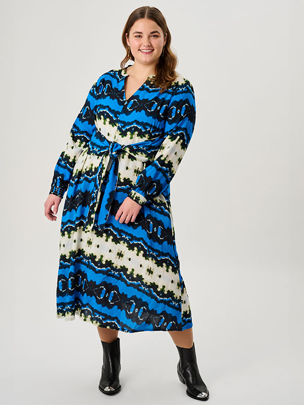 ADGHITA - Plus Size Klänning fra Adia