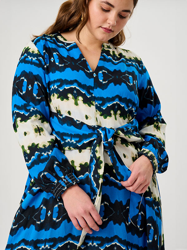 ADGHITA - Plus Size Klänning fra Adia