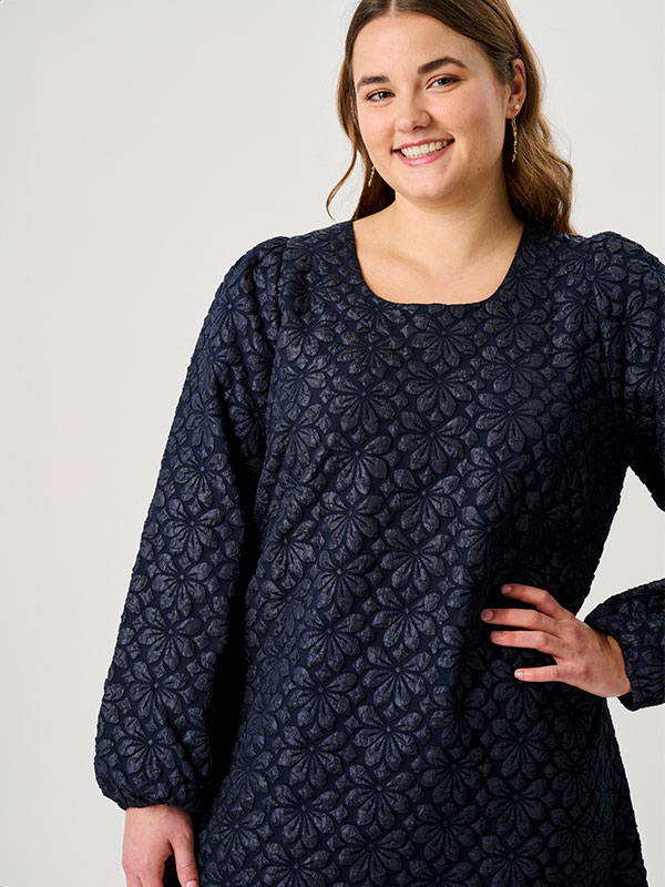ADGRETHE - Plus Size Klänning fra Adia