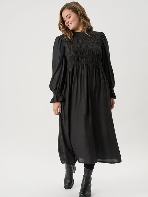 ADRAHMO - Plus Size Klänning fra Adia