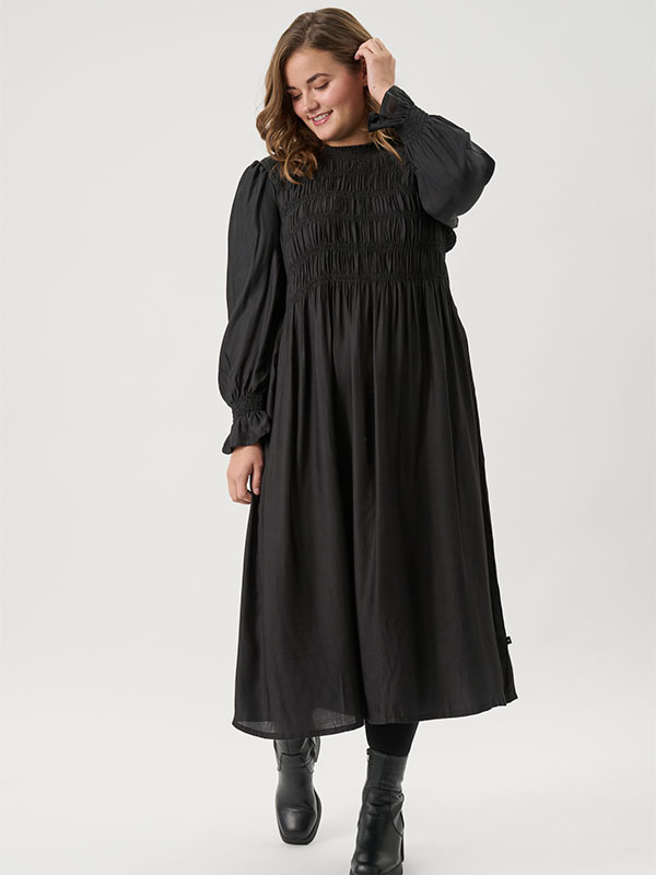 ADRAHMO - Plus Size Klänning fra Adia