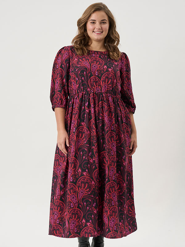ADRIGMOR - Plus Size Klänning fra Adia
