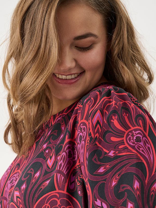 ADRIGMOR - Plus Size Klänning fra Adia