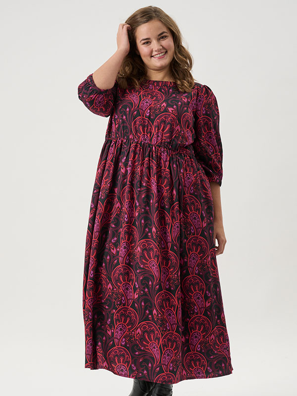 ADRIGMOR - Plus Size Klänning fra Adia