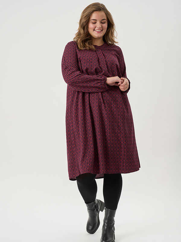 ADROBERTA - Plus Size Klänning fra Adia
