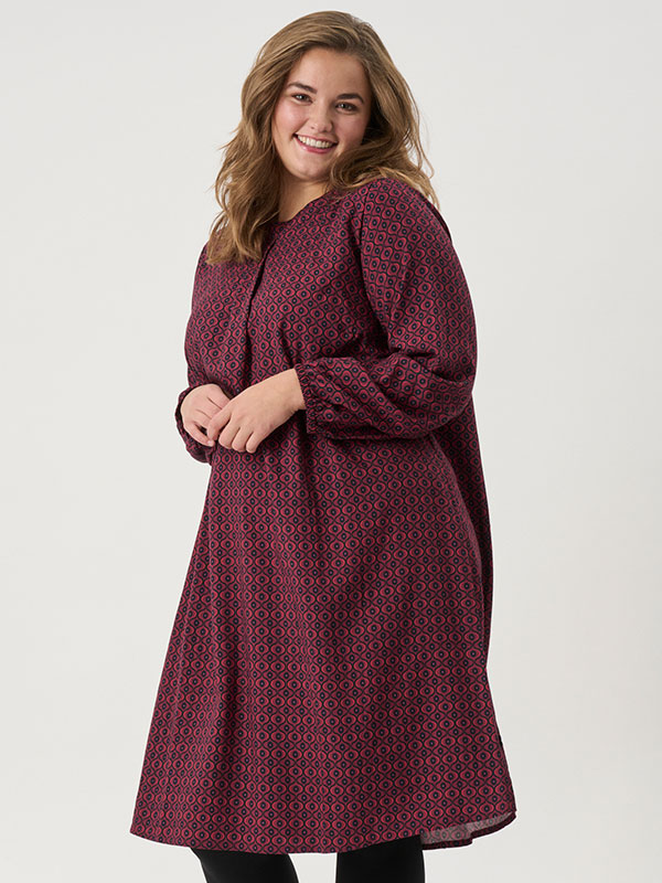 ADROBERTA - Plus Size Klänning fra Adia
