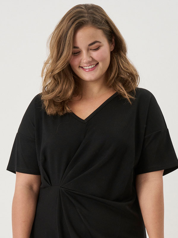 ADROSA - Plus Size Klänning fra Adia
