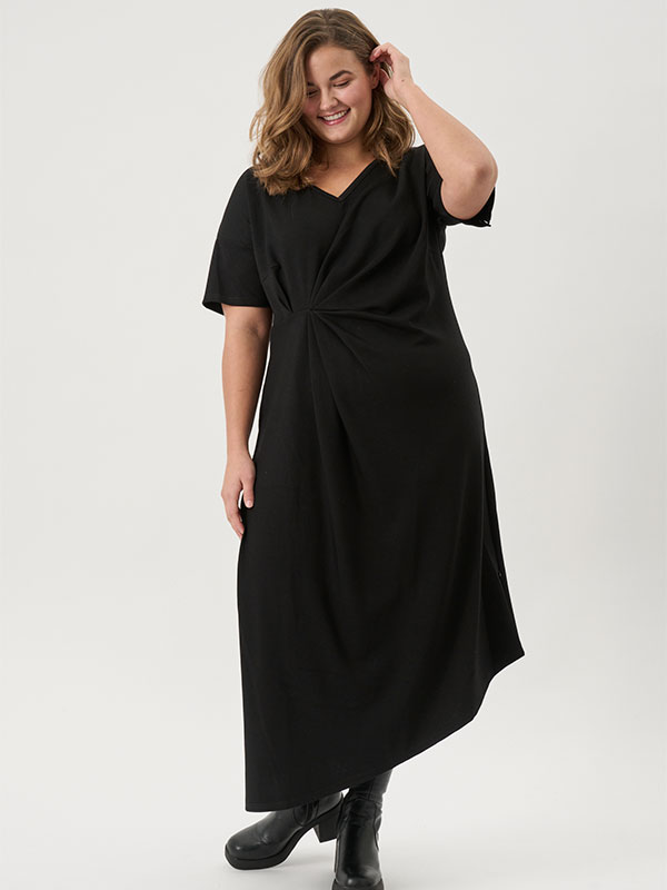 ADROSA - Plus Size Klänning fra Adia
