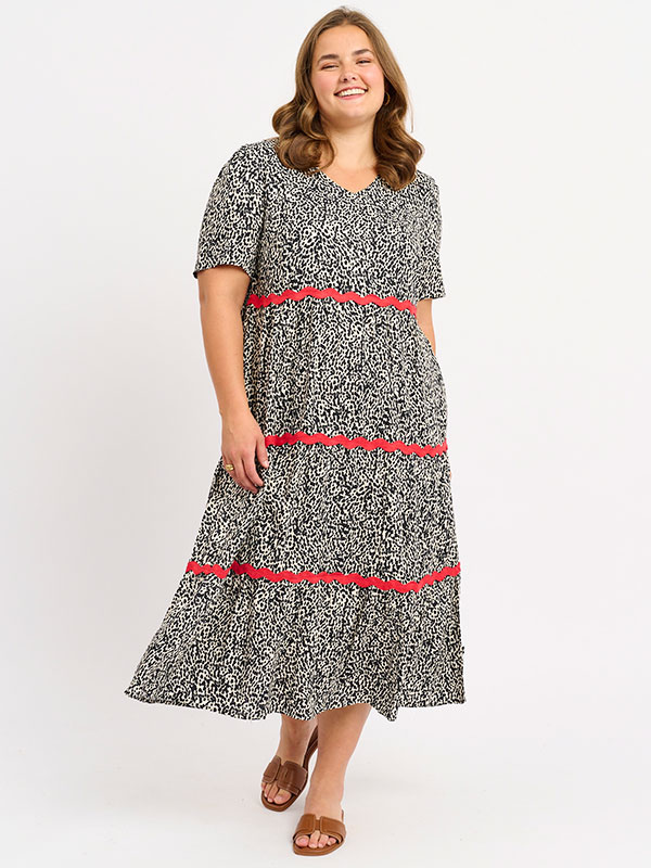 ADVILLEMO - Plus Size Klänning fra Adia