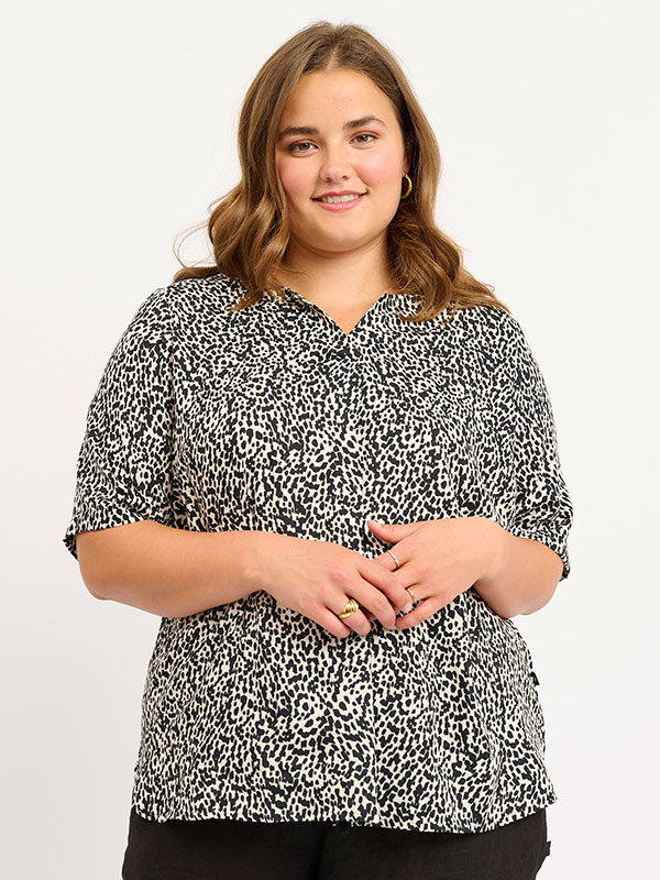 ADVIPSE - Plus Size Blus fra Adia