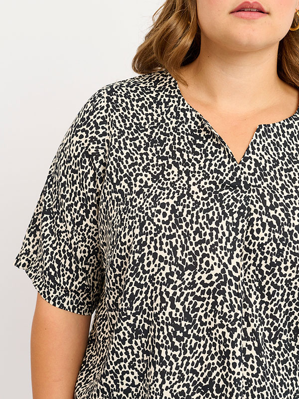 ADVIPSE - Plus Size Blus fra Adia