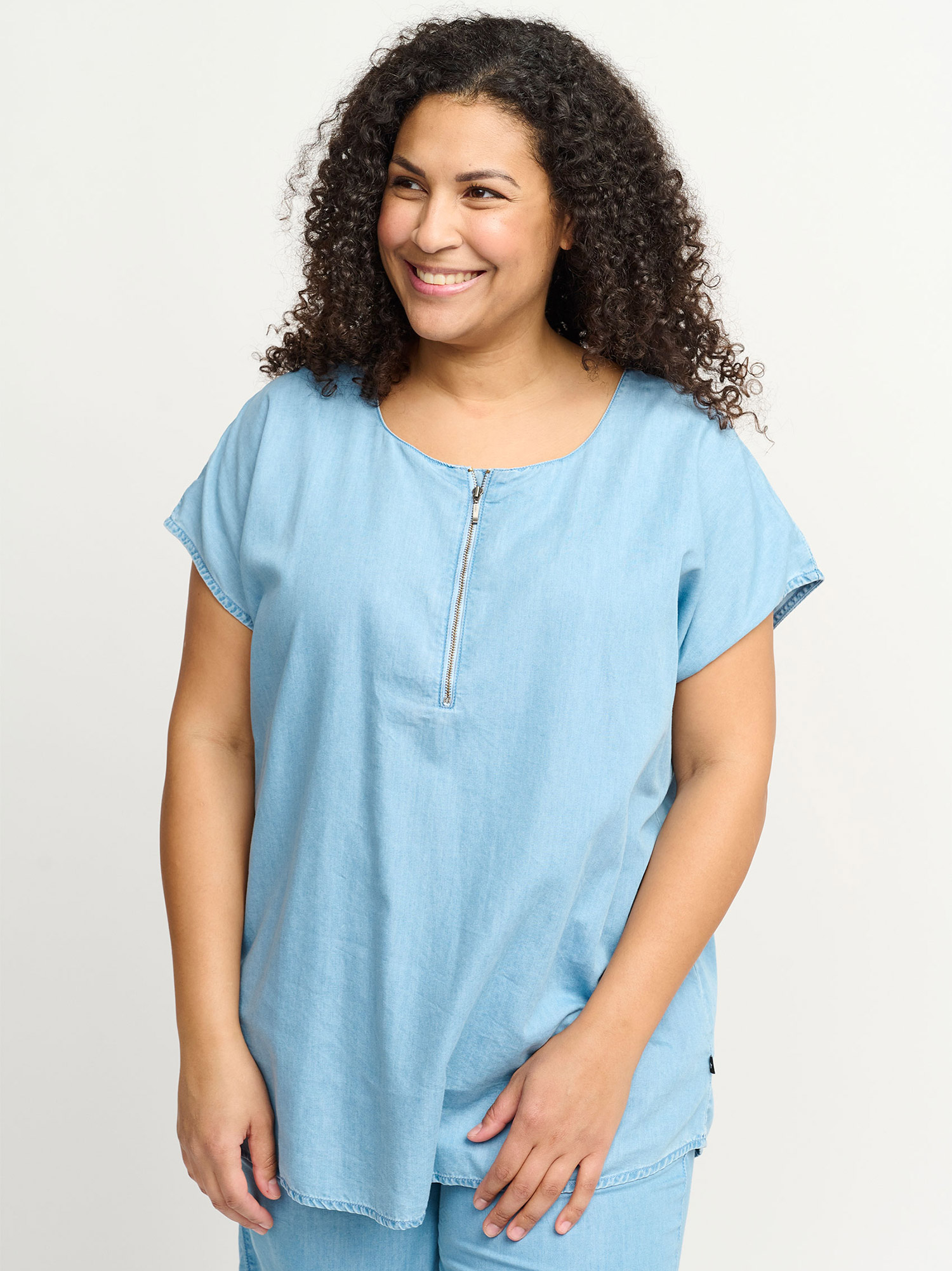 Blus fra Adia