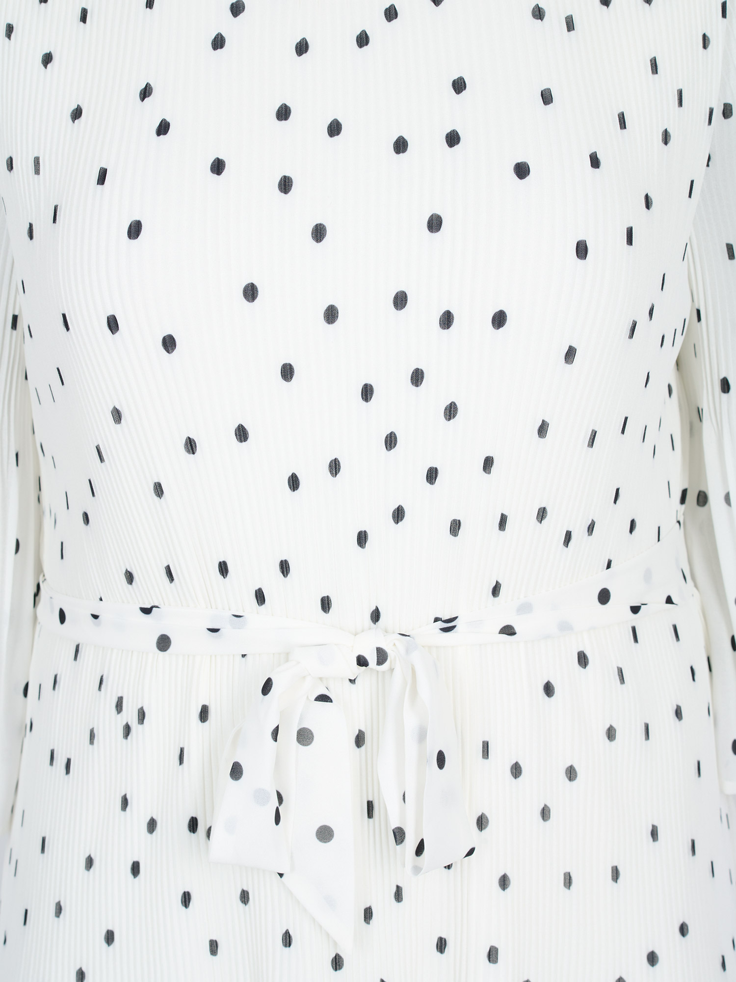 Vacker vit plisserat klänning med svarta prickar fra Zizzi